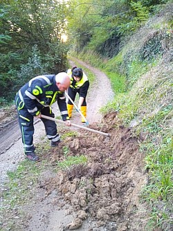 Sgombero smottamento in loc.panigale di palazzo d'africo